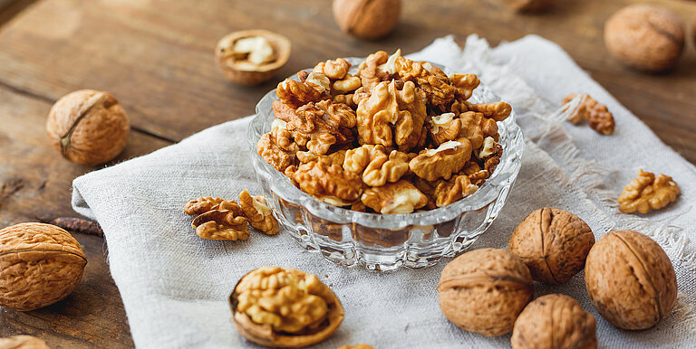 Glasschale mit Walnüssen