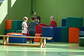 Kinder beim Ferienprogramm "Bewegungsdschungel" der TG Biberach.