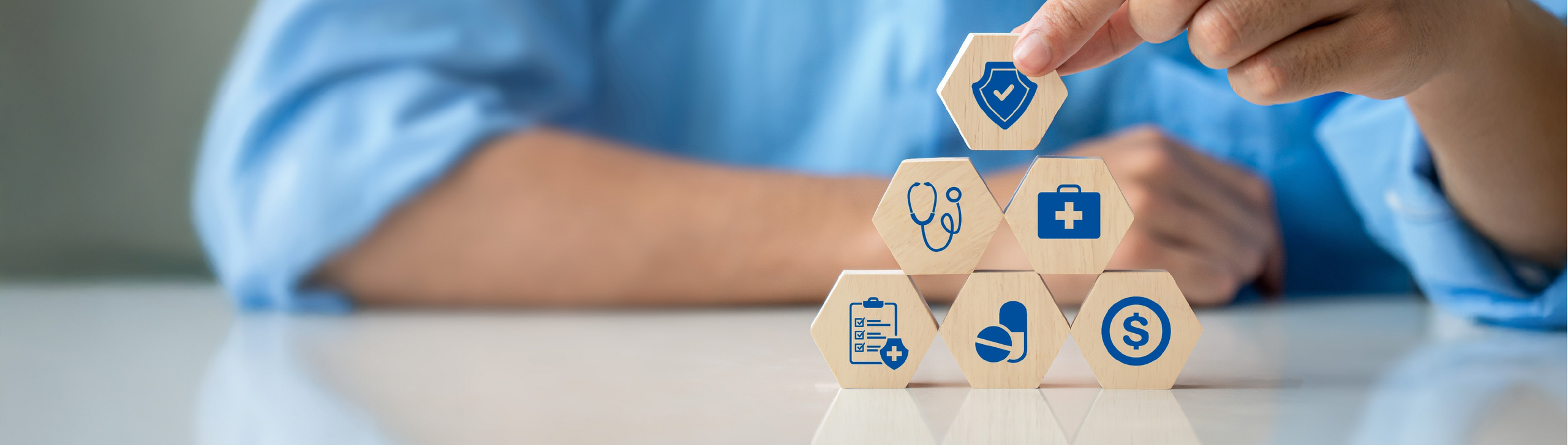 Krankenversicherungssymbole sind zu einer Pyramide gestapelt.