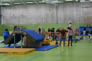 Kinder beim Ferienprogramm "Bewegungsdschungel" der TG Biberach.