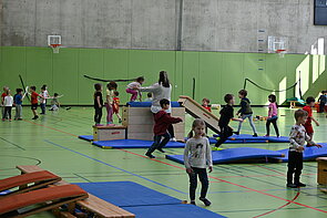 Kinder beim Ferienprogramm "Bewegungsdschungel" der TG Biberach.