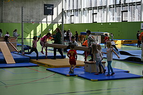 Kinder beim Ferienprogramm "Bewegungsdschungel" der TG Biberach.