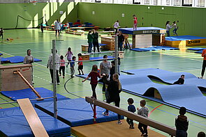 Kinder beim Ferienprogramm "Bewegungsdschungel" der TG Biberach.