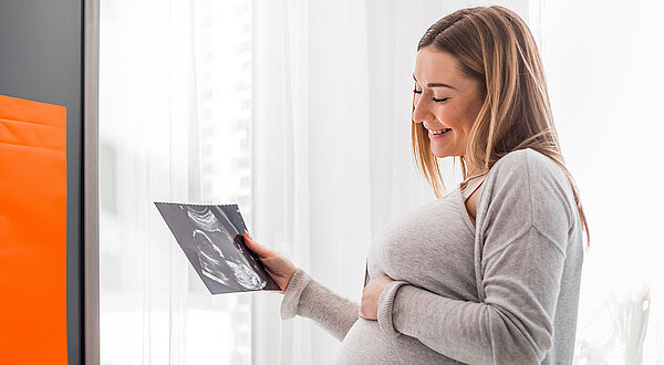 Schwangere betrachtet Ultraschallbild