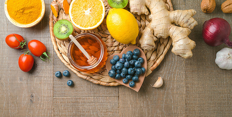 Verschiedenes Obst, Gemüse und Honig, das Vitamin C enthält.
