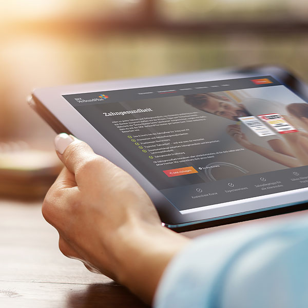 Ein Tablet wird in der Hand gehalten.