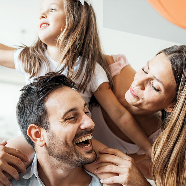 Mutter, Vater und Tochter haben zusammen Spaß.