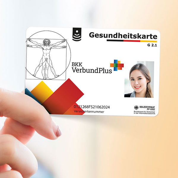 Hand hält elektronische Gesundheitskarte (eGK) der BKK VerbundPlus.