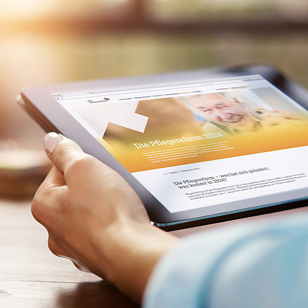 Ein Tablet, auf dem die BKK VerbundPlus Homepage zu sehen ist, wird in der Hand gehalten.