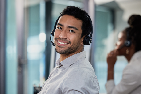 Ein Mann aus dem Callcenter berät telefonisch.
