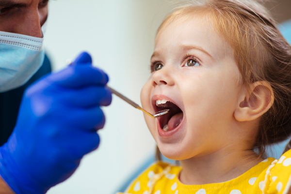 Kleines Mädchen ist zur Kontrolle beim Zahnarzt