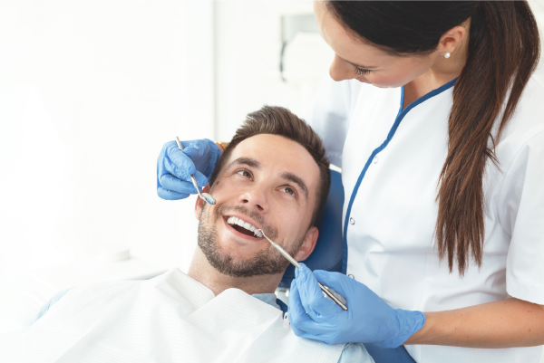 Ein Mann ist zur Zahnvorsorgeuntersuchung beim Zahnarzt